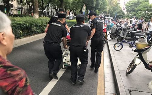 一位老人突然晕倒,这一幕恰好被杭州市安保服务集团公司保安二部驻省